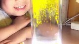 妈妈用维生素B2粉末，为女儿打造梦幻“流星雨”～网友：最漂亮的是你的笑脸呀