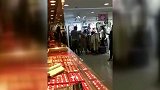女子扇男友耳光逼买黄金 反遭男友狂殴一顿