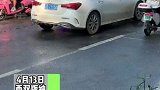 西双版纳：当交警小哥哥街头遇到自发泼水的民众