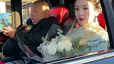 新郎在车上光顾着玩手机，让摄影师很为难，新娘竟然这样做！