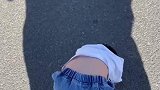 孩子在马路上无理取闹，佛系爸妈淡定看戏