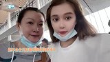 疑似商量婚事？赵本山女儿和母亲回老家过节，穿着朴素低调出行