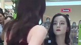 迪丽热巴 一身红裙看向镜子中的自己 双倍的美女！