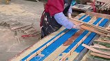 制作竹篱笆的厂家，干活的都是工人大姐，做出来的工艺非常完美！