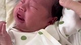 小婴儿一直抓自己头发，疼得哇哇哭