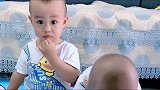 龙凤胎兄妹惹妈妈生气，一大早就体罚，爸爸一句话兄妹傻眼了