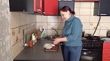 老外：中国小伙受到岳母大人的热情款待 但是小伙有点吃不消