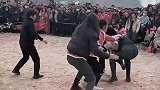 男子摔跤边退边摔逗笑网友，他肯定看过孙子兵法！