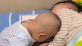 二胎小萌宝喊哥哥起床，直接用头撞，简直不要太可爱！