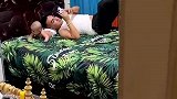 宝妈就洗了个枕头套的工夫，孩子都被压吐了