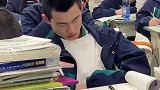 男生上课打瞌睡哈喇子流成一条河，做考满分的梦