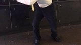 在香港街头艺人受人尊敬！收入也不错！