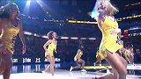 篮球-18年-炫目灯光+靓丽短裙 步行者拉拉队火辣舞蹈为主队加油助威-专题