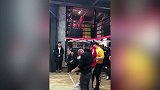 这才是热爱篮球！小伙子祝你身体早日康复