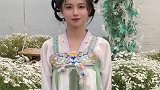 女子一身古装服饰太让人着迷，回眸一眼若似天仙