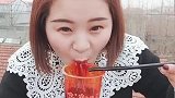 小姐姐又吃爆辣粉丝了，大口往嘴里塞，简直不要太过瘾