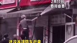 路边餐饮店突然着火，路过洒水车伸出援手 洒水车 救火