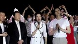 看看谢幕时的阿云嘎摇摇晃晃有多开心
