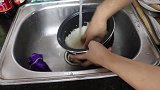 出租屋里真热闹，朋友来做客吃煎锅，边吃边聊，这样的生活有乐趣