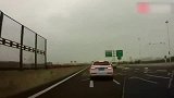 高速路上偶遇一辆彷徨的奥迪车，不是拍下没人会信！