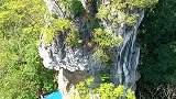 贵州大山农村一块神奇的石峰下，竟然建有房子，你敢住吗