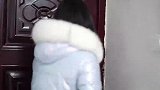 女孩创业上门借钱，亲姐有钱也不借，继父却拿出所有积蓄，感动