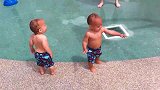 水上乐园的双胞胎宝宝，你们这个姿势是要随时准备起飞吗