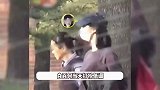 白百何带孩子公园玩耍，张思麟贴心帮老婆拿包，5岁儿子身形酷似爸