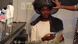 非洲女孩卷发有多难拉直？理发师一顿操作猛如虎，结果瞬间崩溃！