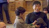 傻老公摔坏别人东西，老板非要对方赔钱，妻子却没有那么多钱