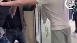 近日，爱尔兰一名白人男子不戴口罩强闯华人食品超市，被店主“反杀”的视频在网络引发热议！
