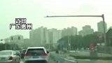 护栏突然偏移，致路过小车无辜受损