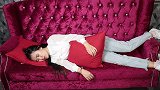 小偷上门偷东西，没想碰上个单身美女，非要跟小偷找对象