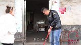儿媳怀孕给公公报喜，临走公公给了一袋青菜，回家后打开感动了