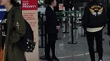 王石和田朴珺看见我拍有点手足无措