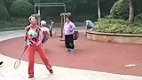 大爷大妈在公园打球，这画风怎么有点不对劲