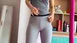 看起来还会钢管舞
