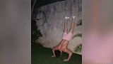 真猛男！莱万高难度爬墙式俯卧撑 身体协调能力无解