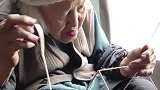 山东九十岁的奶奶认真编织的模样，真的很美，致敬所有手艺人