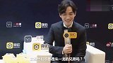 朱一龙出席活动，憋笑破功又瞬间收起笑容，微表情太有看点