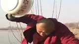 少林武僧展示鹰爪功, 大哥咱能不能换块钢板再试试