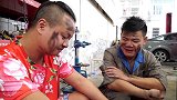 小伙当修车工给人装车牌，结果把保险杠下了，真是太逗了