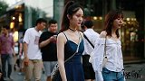 时尚街拍：今年最火的露肩装，哪个小姐姐最性感迷人？