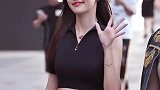 杭州街拍偶然拍到性感的姑娘，身材真的超棒！