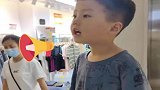 妈妈闲坐店里叹气愁生意，萌娃“神助攻”帮妈妈招揽顾客