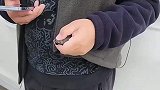 男子无意间发现，女儿送的衣服带GPS