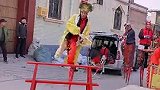 民俗绝技，高跷跳板凳，邵氏高跷表演跳板凳。