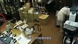 白裙女子弯腰整理货物，身后男的举动太丢人了！