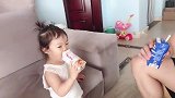 小宝宝第一次喝果汁，还知道和爸爸干杯，小模样太可爱了
