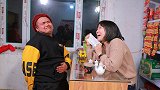 小伙肚子疼去商店买纸，没想到遇见话痨老板娘，结局太搞笑了